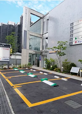 やすだ泌尿器科クリニック、クリニック前の専用駐車場写真