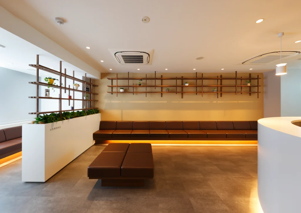 やすだ泌尿器科クリニック待合室画像
